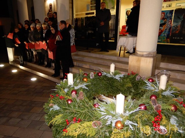 Fellobant az első gyertya lángja 49